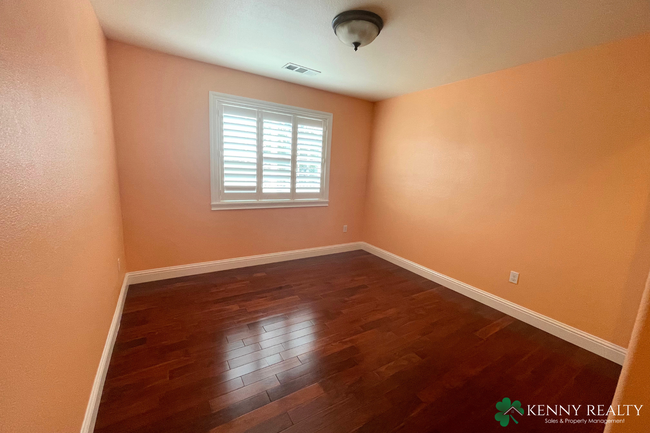 Building Photo - Large 4 Bedroom, 3 Bathroom Home in San Bruno