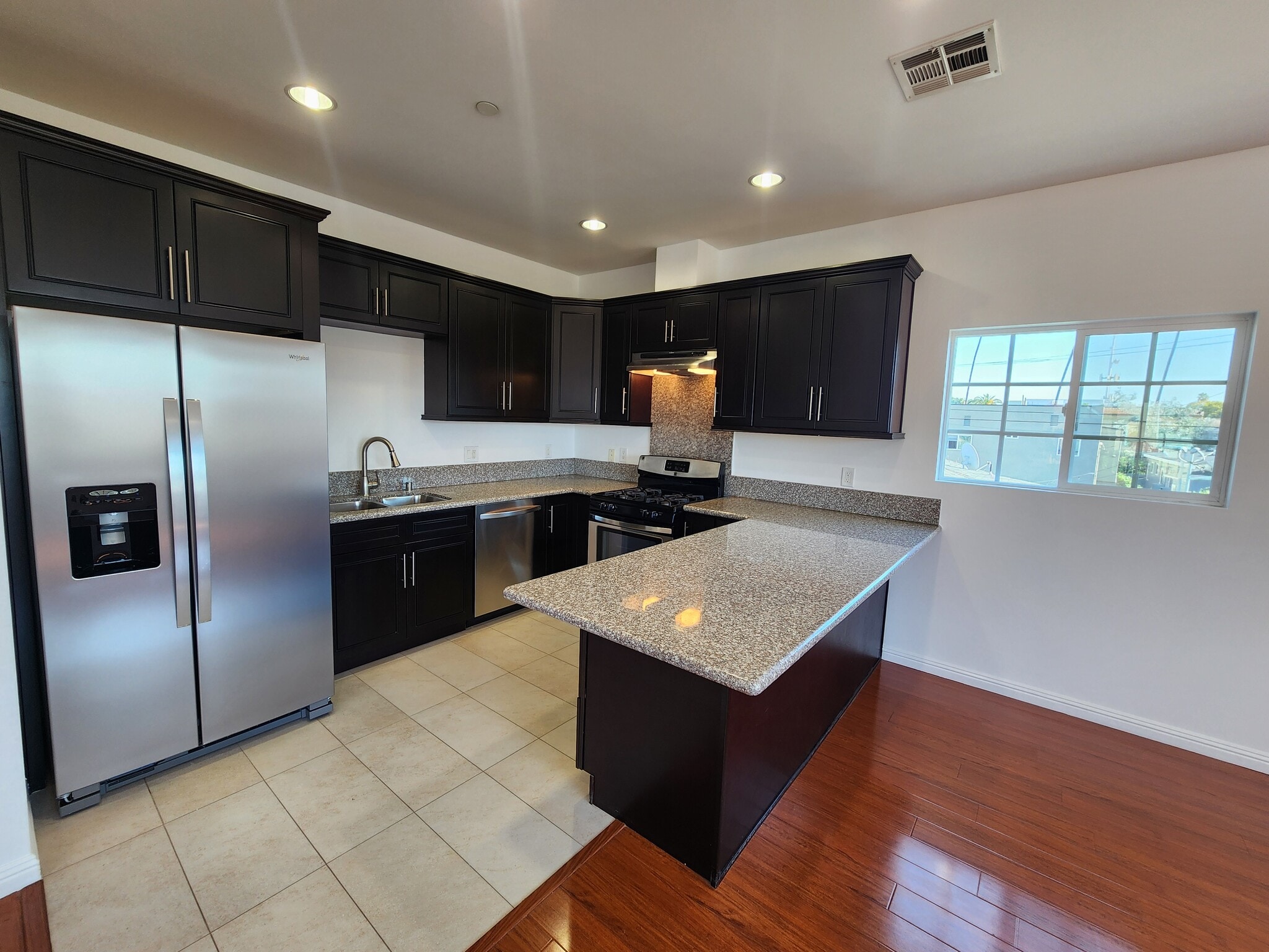 Building Photo - 1516 1/2 N Kingsley Dr