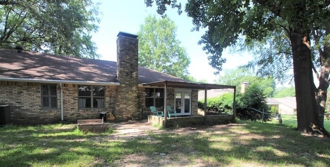 Building Photo - 3-bedroom, 2-bathroom gem!