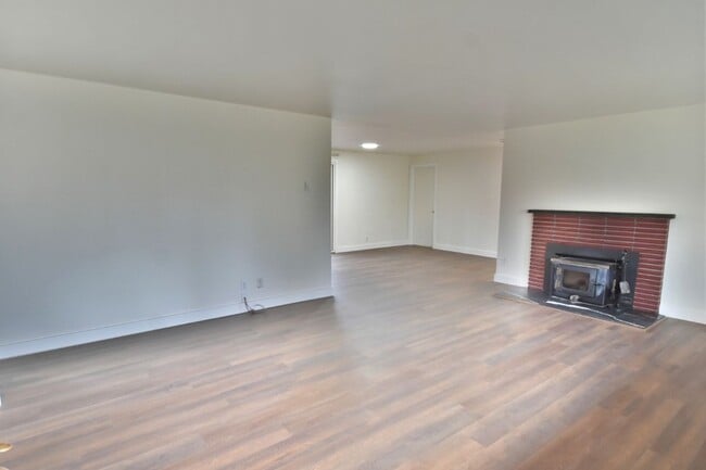 Building Photo - 3Bd/2Ba Everett House
