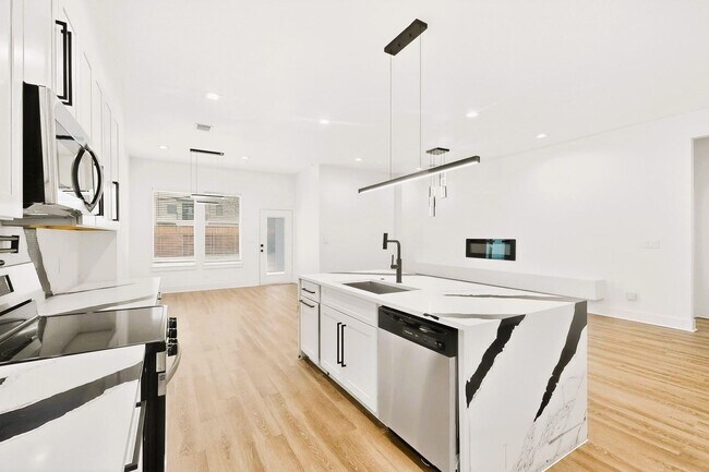 Building Photo - Modern 3 Bed, 3 Bath Home Near Downtown Dallas