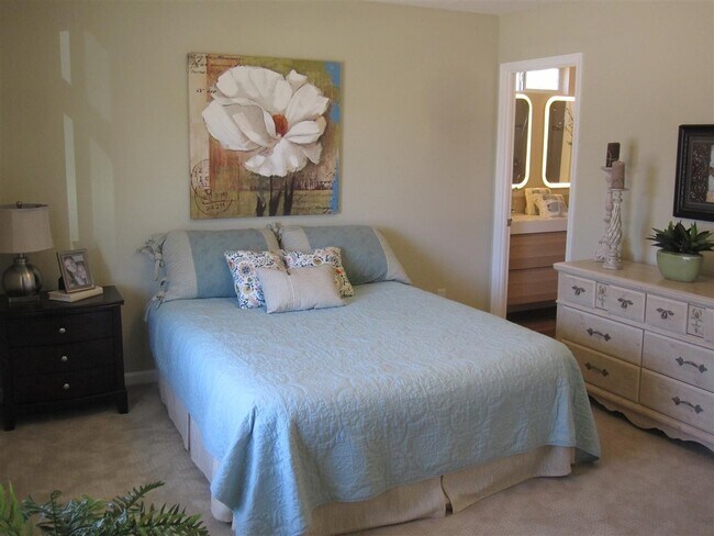 Building Photo - Lovely 3 bedroom home with an open floor plan