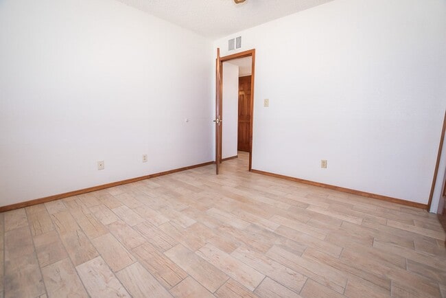 Building Photo - Large Home in Quiet Area, 3 Bedroom, 2 Bat...