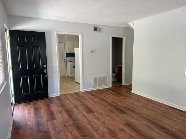 Building Photo - Pet Friendly 2 Bedroom 1.5 Bath Townhome Available Now for Move-in!