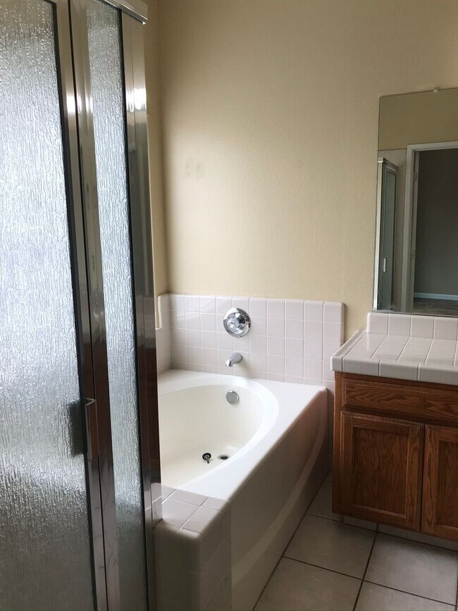 Building Photo - 3 Bedroom 2 Bathroom Home In Southwest Visalia with a Pool and SOLAR!