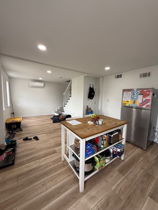 Building Photo - 4 Bedroom 1 Bathroom
