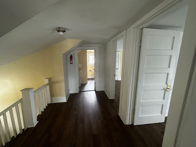 Building Photo - Spacious Home in Pulaski