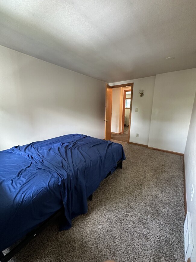 Building Photo - Exciting 3 Bed 1 Bath close to UWEC!