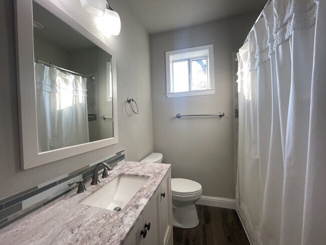 Building Photo - 806 E 3rd St