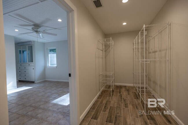 Building Photo - 558 Bellangee Ave