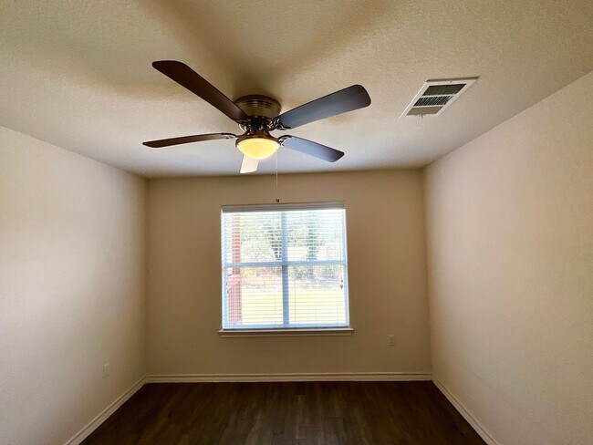 Building Photo - *COMING SOON* Lake Life Meets Modern Comfort in Kingsland!