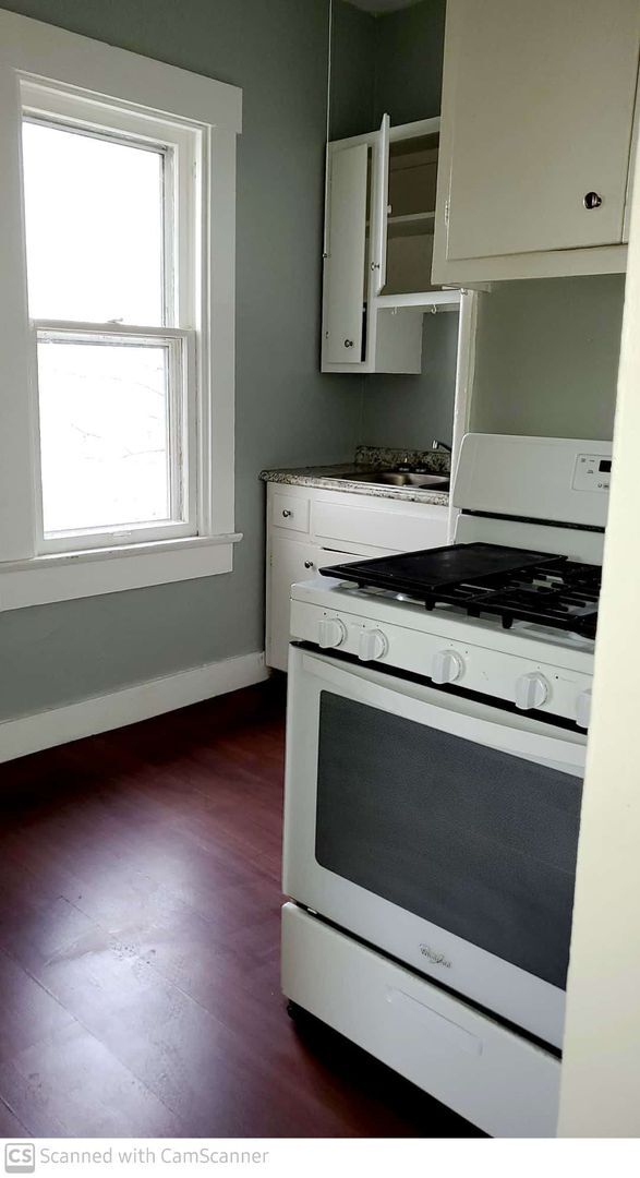 Building Photo - 2200 E 5th St