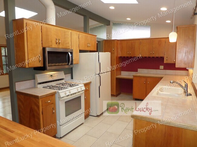 Building Photo - RARE FIND! Adorable 3-Bedroom Mid-Century Home in Great Des Moines Location!!