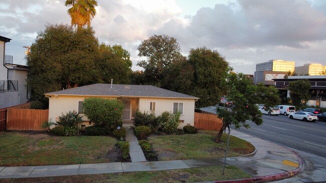 Building Photo - 3 Bedroom, 2 Bathroom, Woodland Hills Home...