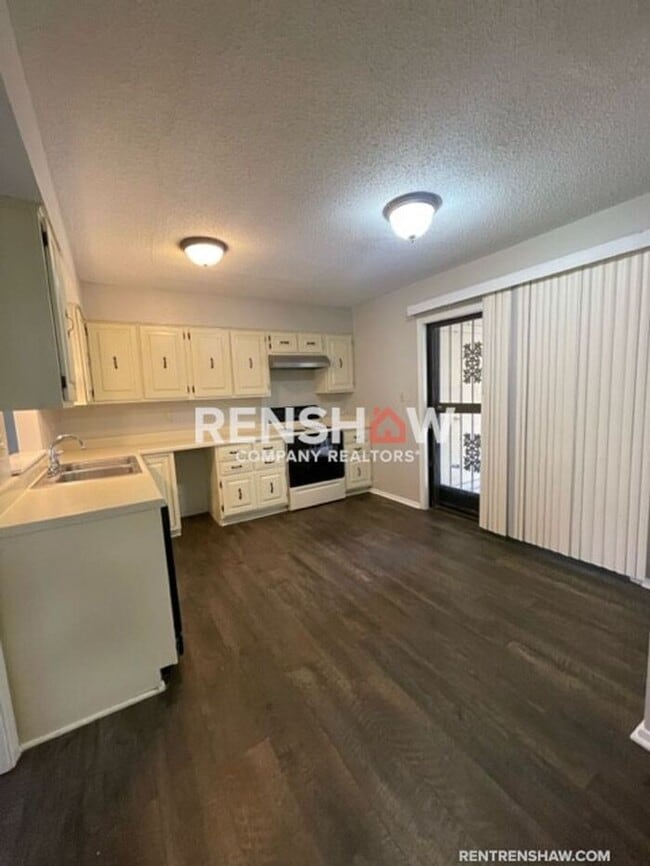 Building Photo - Unique 3 Bed / 2.5 Bath Condo - Move in Re...