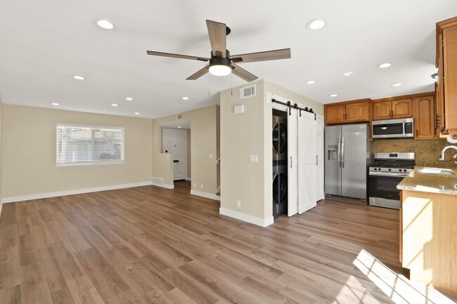 Building Photo - Spacious 3 Bedroom 2 Bath Available Now!