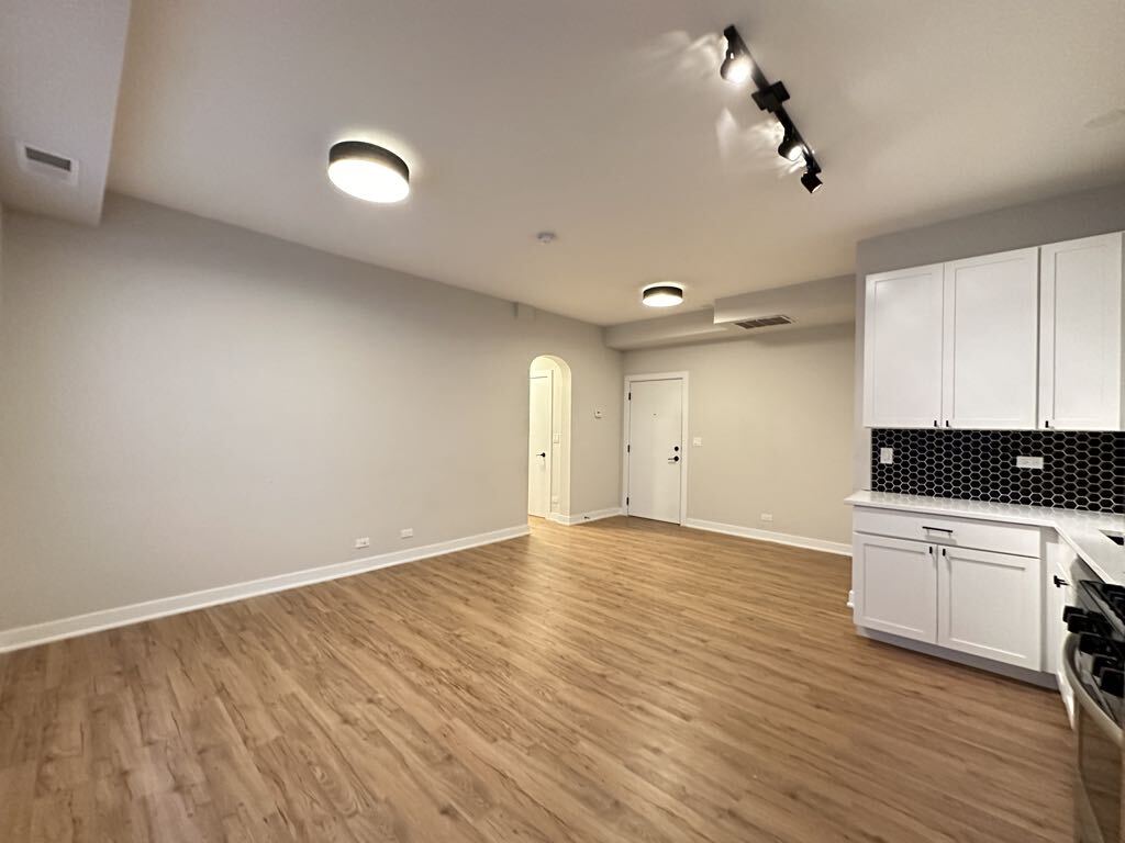 Building Photo - 651 W Wrightwood Ave