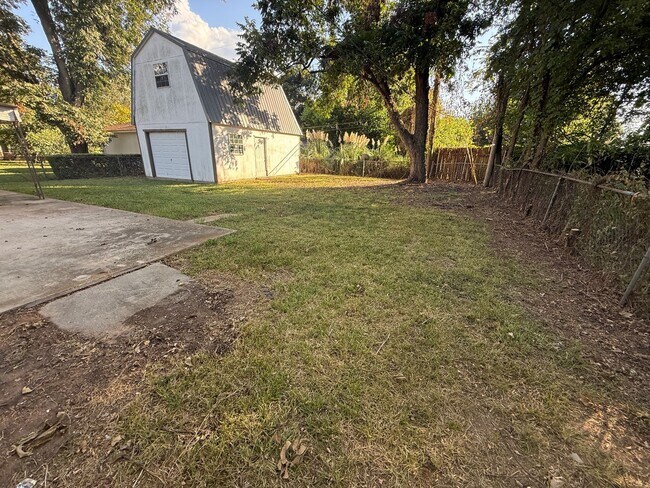 Building Photo - 3002 Inda St