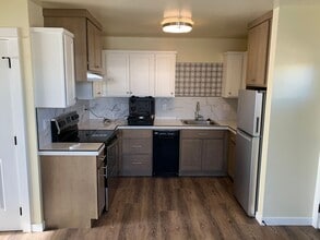 Building Photo - BEAUTIFUL SISTERS GROUND LEVEL APARTMENT, CLOSE TO DOWNTOWN!
