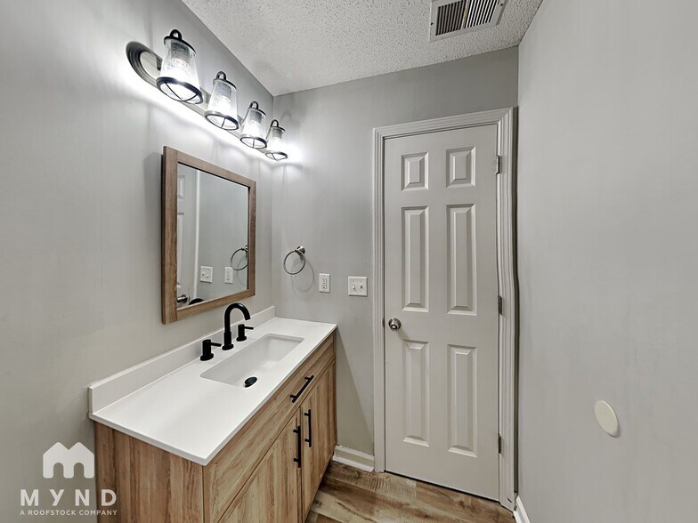 Building Photo - 2706 Dry Well Cove