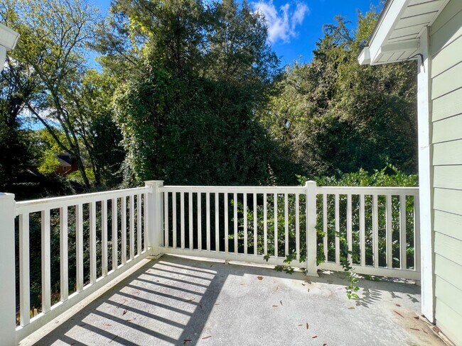 Building Photo - End Unit in Great Location!