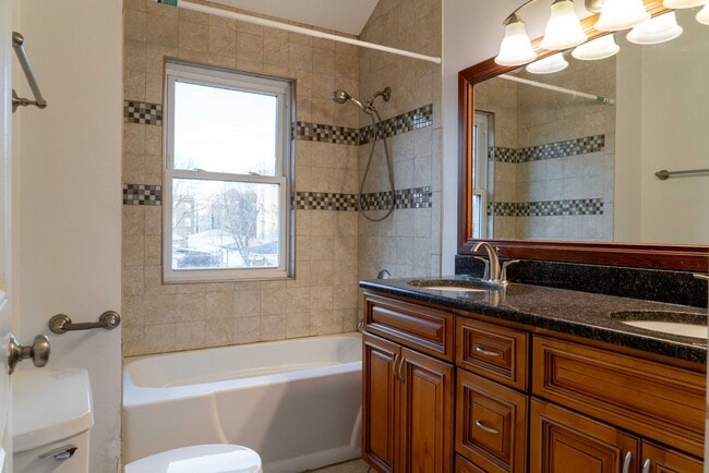 Building Photo - Gorgeous 5 Bedroom / 4 Full Bath Home along Chicago River