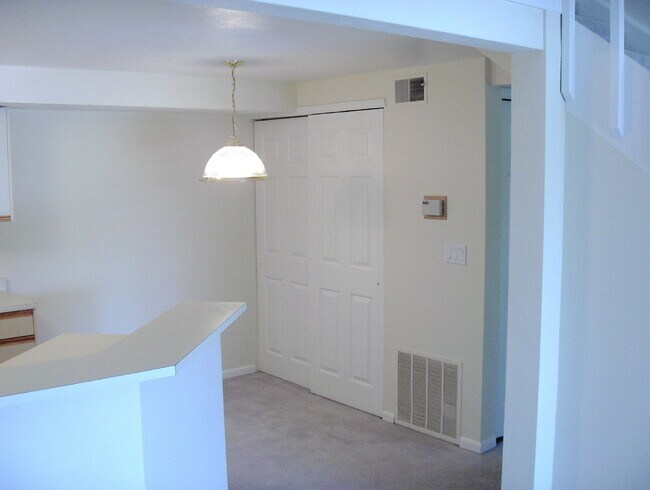 Building Photo - "Charming 2-Bed, 2-Bath Condo Retreat in B...
