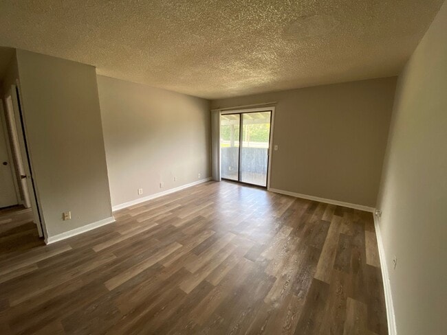 Building Photo - Lovely 1 bedroom condo in South Nashville! Private Balcony!