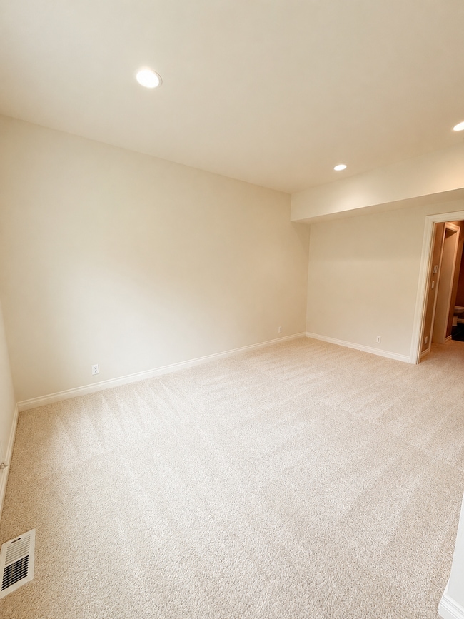 Building Photo - Spacious 5 Bedroom Home with A/C, Den, Waterfall in Prime Kenmore Cul-de-Sac