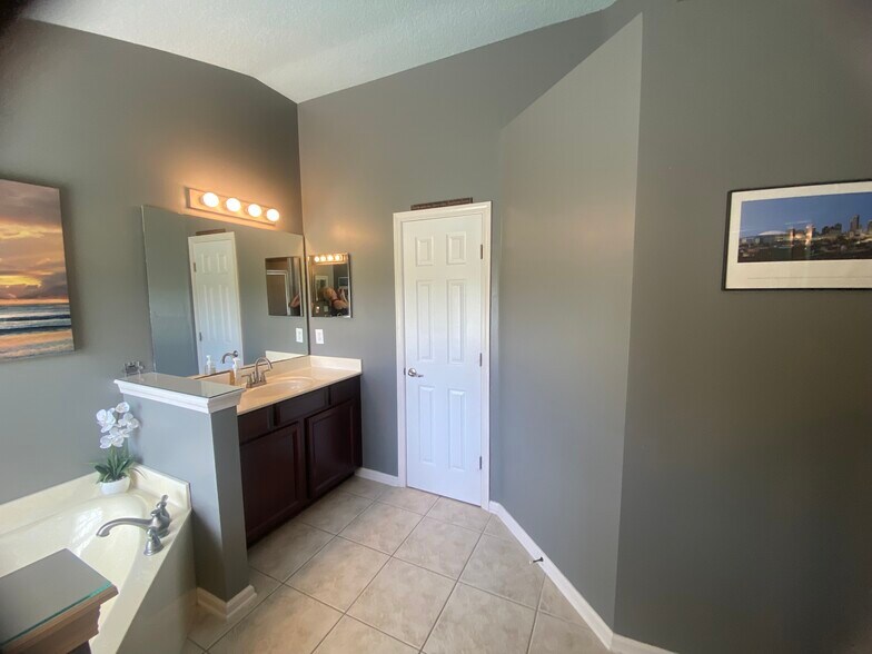 Building Photo - 437 Lake Monroe Pl