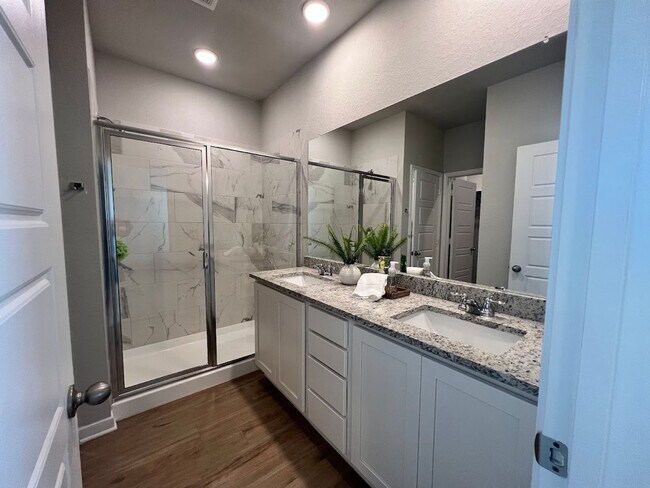 Building Photo - Want luxury living in the Far West ...Look no further...Amanda Park is it!