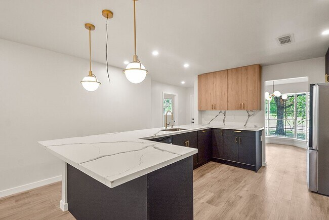 Building Photo - 5514 Chantilly Ln