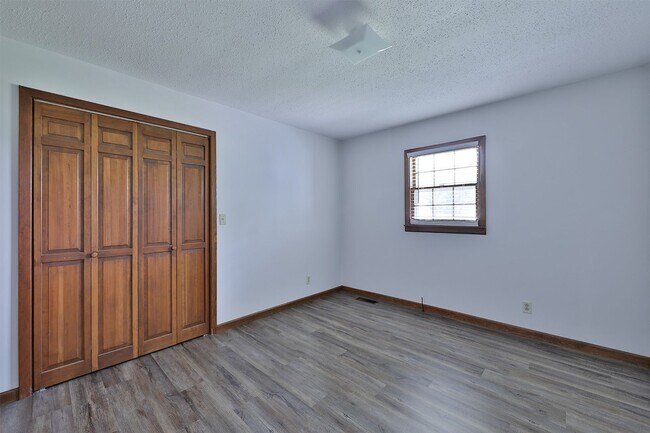 Building Photo - 4 BD, 2 BA Charming Brick Home in Dresden!