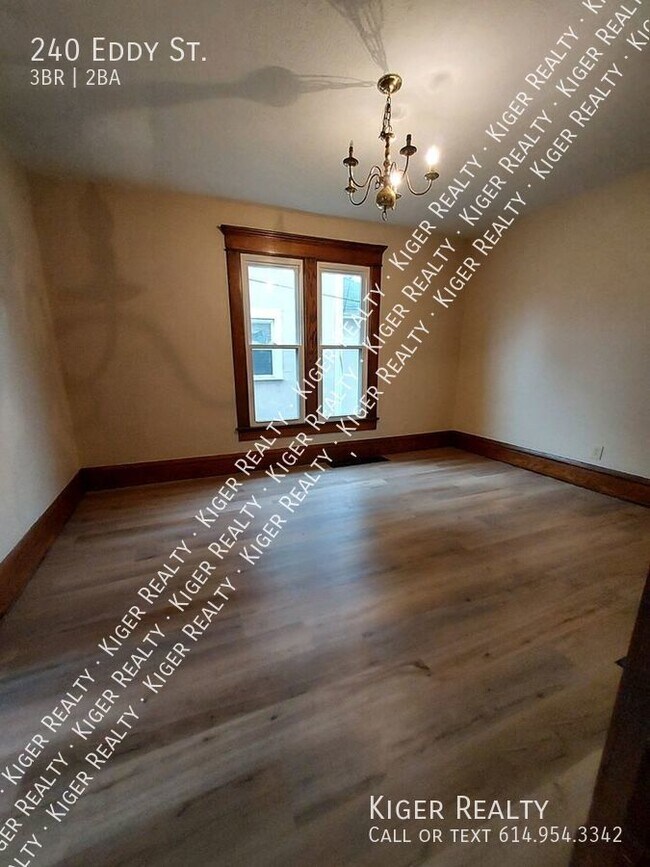 Building Photo - Large 3 Bedroom Home