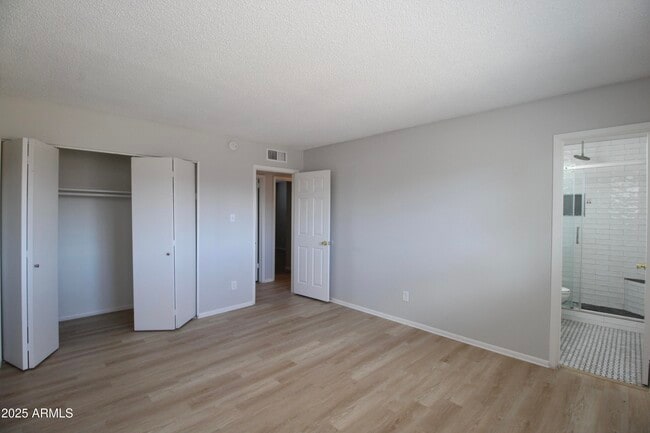Building Photo - 537 E Laguna Dr