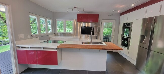 Building Photo - 4 bedrooms 3 baths beautiful house