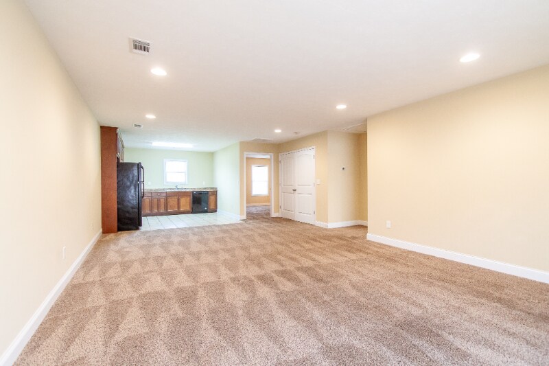 Building Photo - 6 Cal Rd