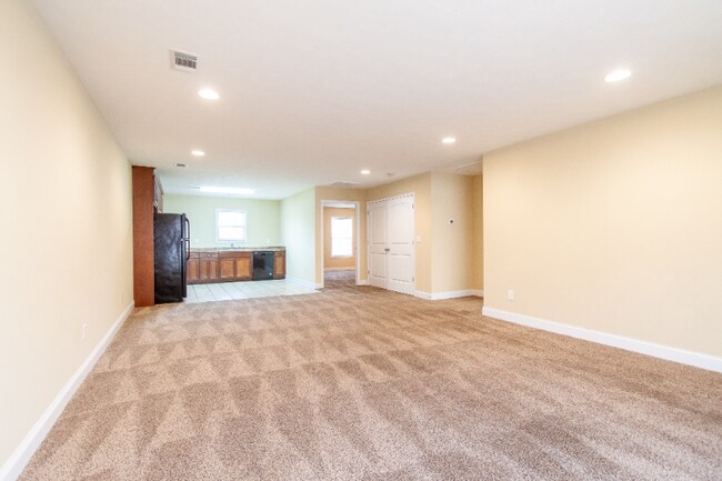 Building Photo - 6 Cal Rd