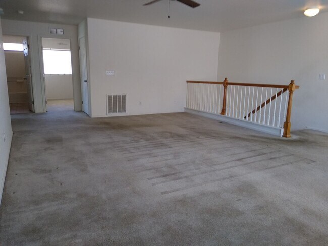 Building Photo - Massive and Expansive 5 Bedroom Green Vall...