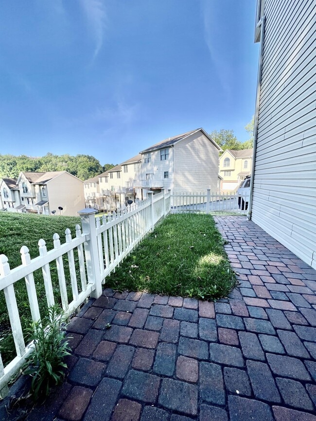 Building Photo - 229 Palisades Dr