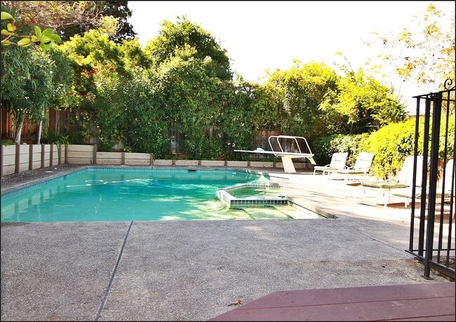 Building Photo - Lovely spacious home, dual levels, Cuperti...