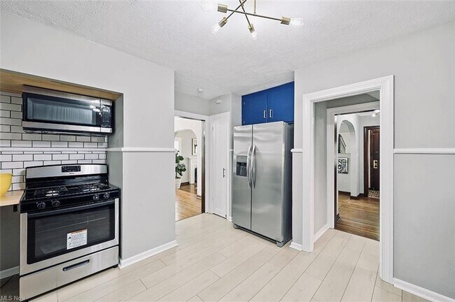 Building Photo - GORGEOUS Cleveland Hts Single Family - Ava...