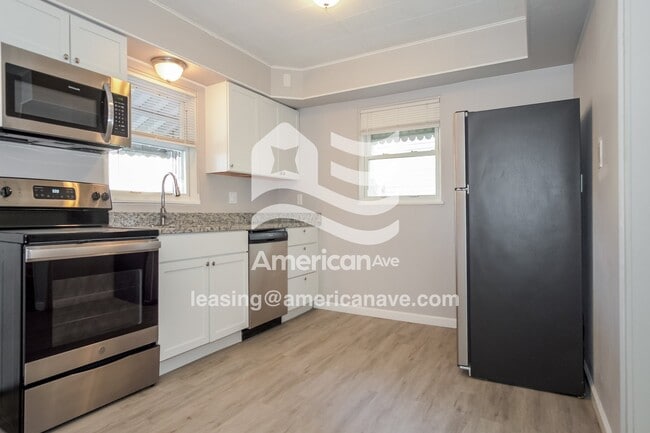 Building Photo - 1260 Summerlea Ave