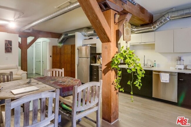 Building Photo - 527 Molino St