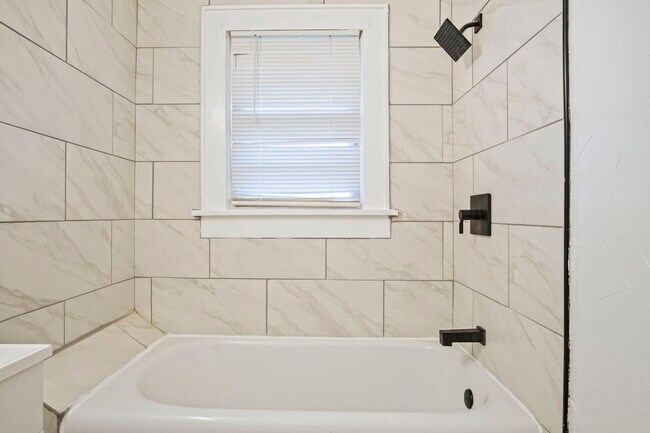 Building Photo - 1524 NE 8th St