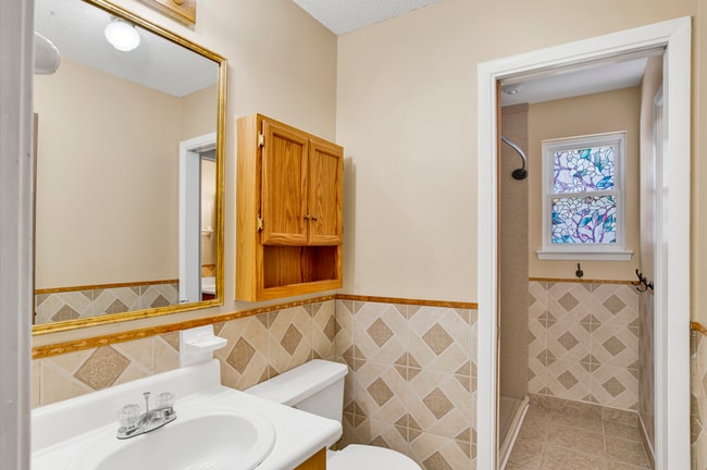 Building Photo - 3 bed 2 bath home with solar panels and la...