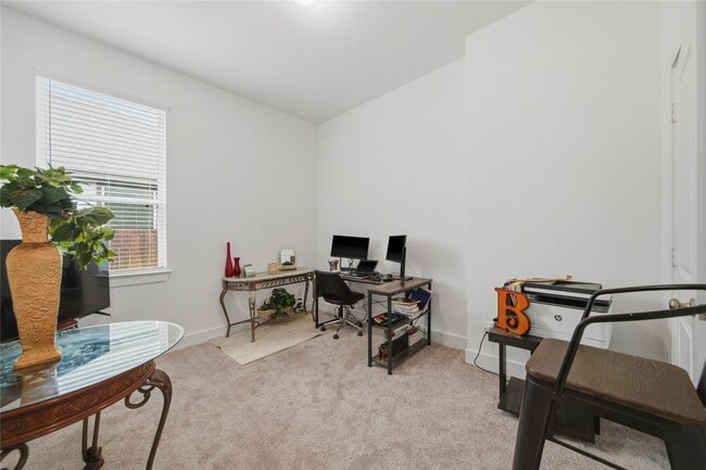 Building Photo - 4512 Bartagrass Dr