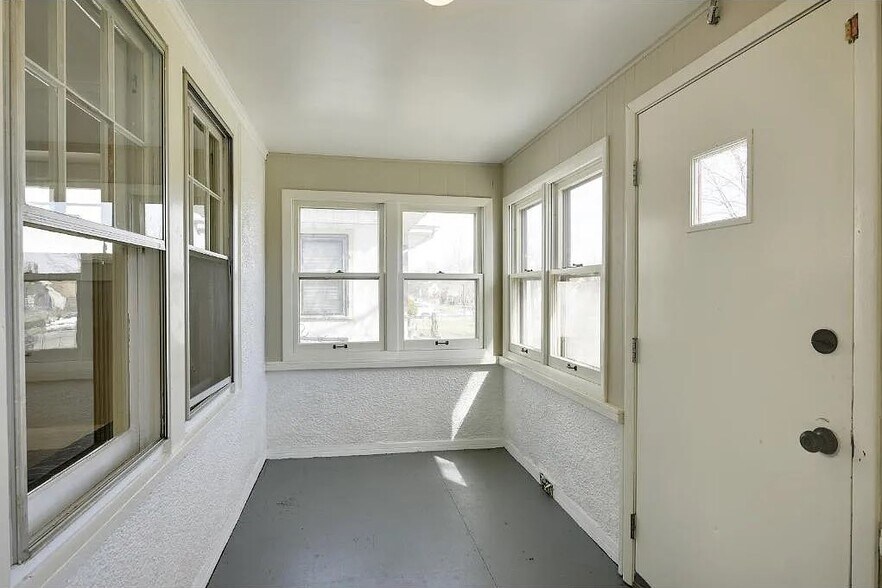 Building Photo - 1327 Vincent Ave N