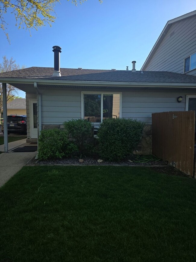 Building Photo - Cute end unit townhome 3-bedroom 2 baths i...