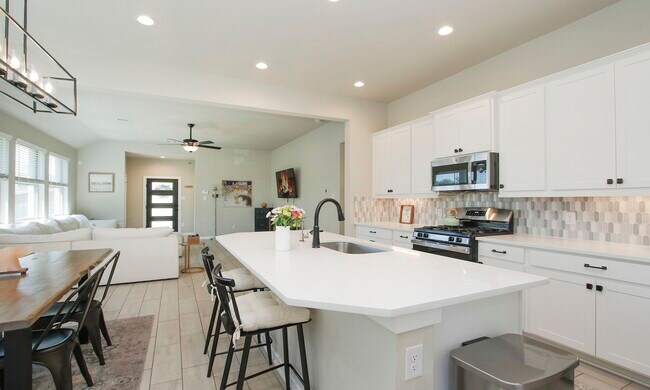 Building Photo - 320 Rise Ln